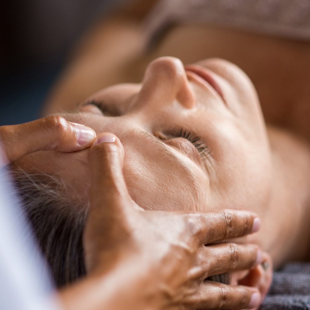 Trattamento anti-age viso su pelle matura eseguito con massaggio manuale, per stimolare la tonicità e contrastare i segni del tempo