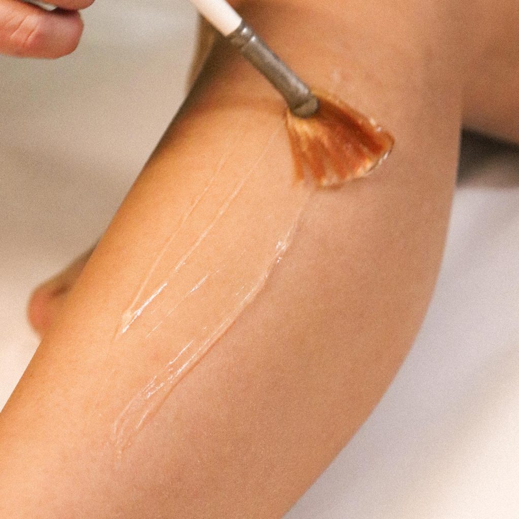 Preparazione della gamba per l'epilazione laser con applicazione di un gel pre-trattamento
