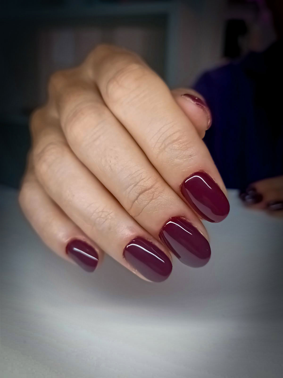 Manicure femminile con smalto semipermanente eseguita presso il centro estetico Fedé a Vittorio Veneto