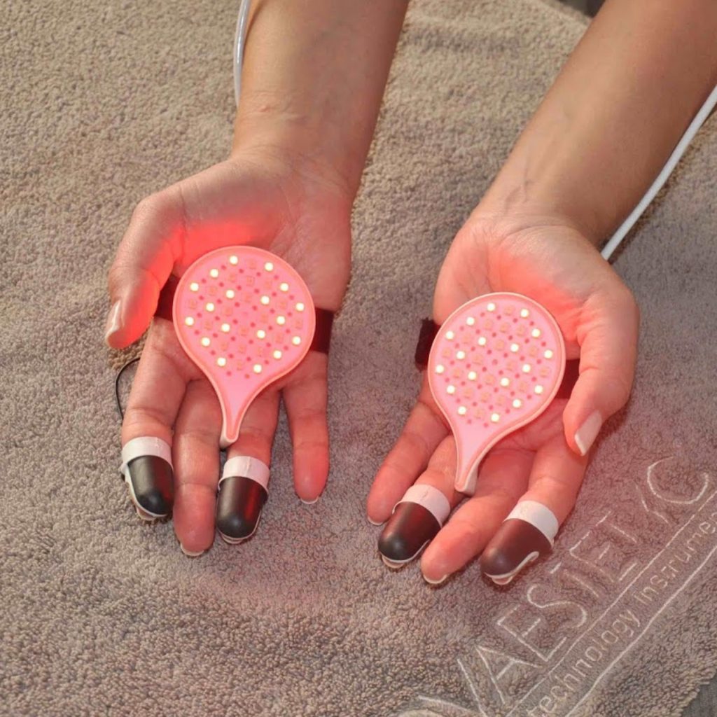 Manipoli a LED e sensori per massaggi del dispositivo EGO™, tecnologia estetica avanzata per trattamenti corpo personalizzati