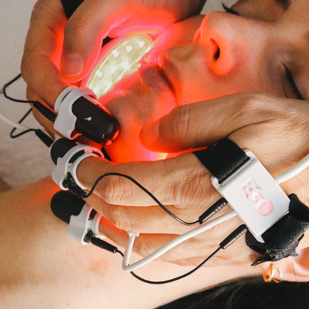 Con i massaggi EGO™ per il viso la pelle sarà visibilmente più luminosa e sana, per un detox reale che va a purificare davvero in profondità.