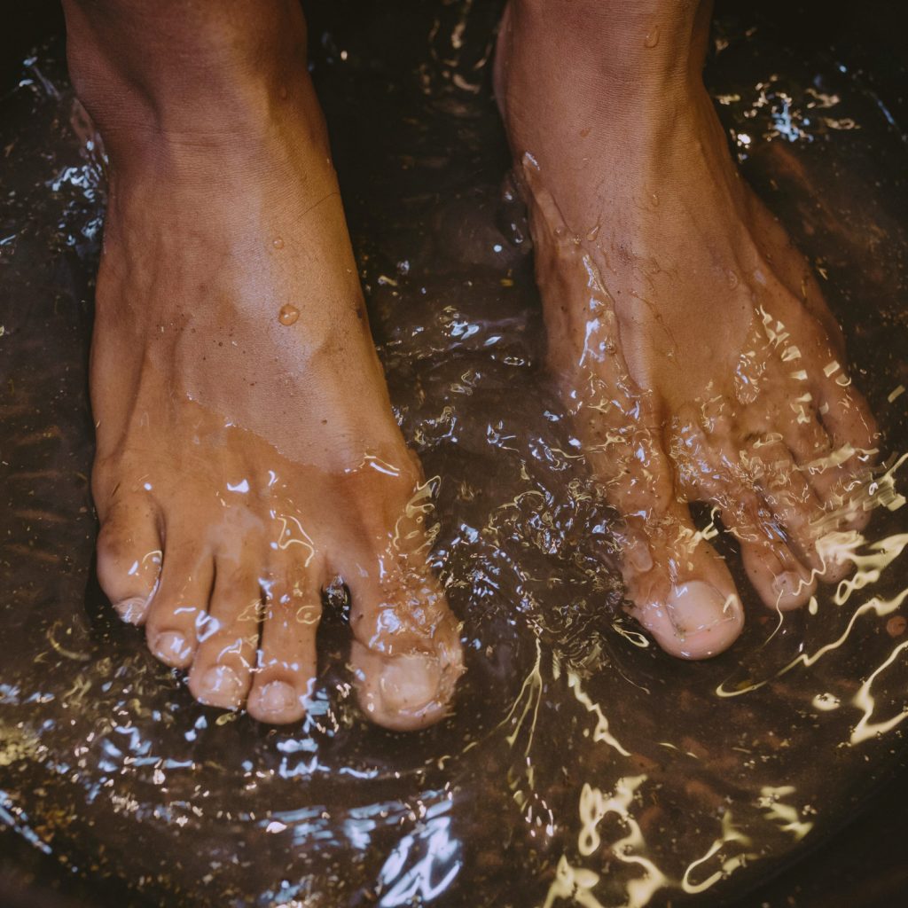 Pedicure professionale per uomo con pulizia, limatura e trattamento piedi
