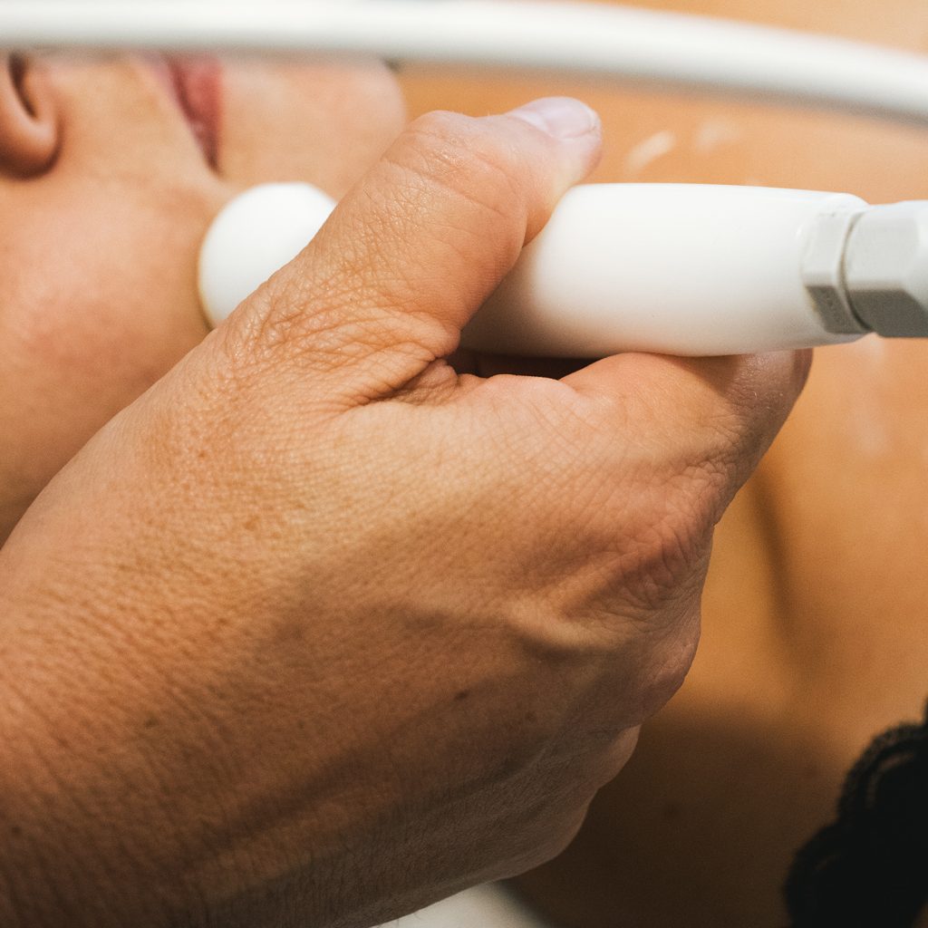 Trattamento di radiofrequenza viso eseguito da operatrice estetica. Con la radiofrequenza viso andremo a stimolare la produzione di elastina e reticolina, per un effetto naturale e duraturo.
